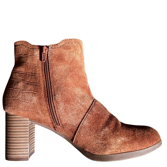 Clarks Brown Heeled Boots with Suede Finish - Picture 3 of 5